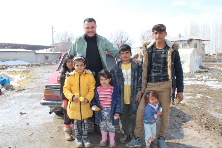 <p>Ordu'nun Ünye'de oto alım-satım işi yapan 2 çocuk babası Rıdvan İkinci (32), Kahramanmaraş merkezli yaşanan depremin ilk günlerinde arkadaşlarıyla beraber destek için harekete geçti.</p>