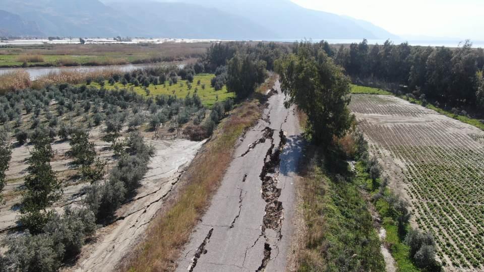 <p>Kahramanmaraş merkezli meydana gelen 2 büyük deprem Hatay'da büyük yıkıcı etki oluşturmuştu. Samandağ ilçesine bağlı Yeni Mahallesi Liman Caddesi'nde bulunan ve Asi Nehri'nin denizle birleştiği noktaya giden yaklaşık 3 kilometrelik yolda derin yarıklar ve çökmeler oluştu. Depremin büyüklüğünü gözler önüne seren o yol havadan görüntülendi.</p>
<p> </p>