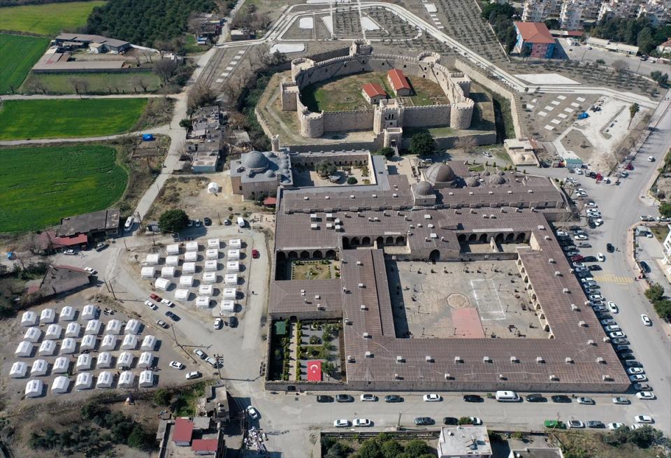 <p>Kervansarayın geniş avlusu, etrafında kervanların ve yolcuların geceyi geçirdikleri kubbeli odalar ile külliyenin dışında kurulan çadırlarda yaklaşık 350 depremzede barınıyor.</p>

<p> </p>
