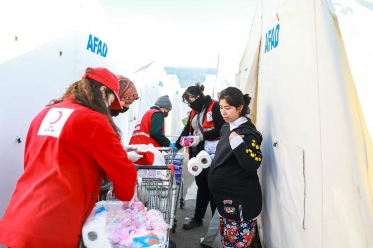 <p>Türkiye Afet Müdahale Planı ile verilen koordinasyon göreviyle Afet Beslenme Platformu üyesi kurum ve STK'lerle günlük 3 milyondan fazla kişiye sıcak yemek ulaştırıyor.</p>