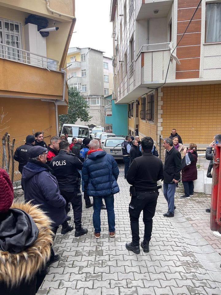 <p>Zemin katı görenlerin şoke olduğu olayla ilgili polis kaçan şahsın peşine düştü. </p>
