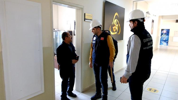 <p> Ekipler, kentteki yapıların, olası Bingöl depremine karşı ne kadar hazırlıklı olduğunun tespiti için binalarda çalışmalarını yürütüyor. Çalışmanın ardından riskli yapıların envanteri çıkarılacak.<br />
</p>
