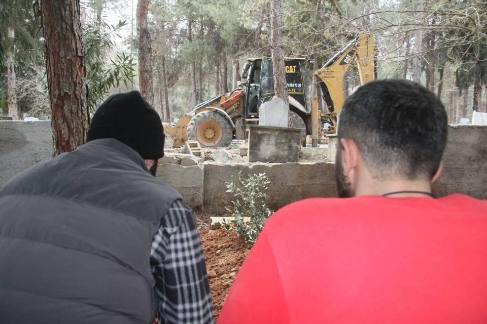 <p>Herkesi tahliye etti, dışarı çıktığı anda enkaz altında kaldı<br />
Polat Apartmanı'nın 2. katında oturduğunu anlatan amca Cafer Demir, "Burhan, ilk sarsıntıdan itibaren yukarı kattan başlayarak bütün komşuları uyararak, kapılarını tekmeleyerek kırdı, kapıları açtı. En son bizim yanımıza geldi. Biz ikinci kattaydık. Komşum Şahin Güler yardım istedi. 'Burhan komşuya yardım et' dedim. Komşuya yardım etti. Binayı boşalttıktan sonra dışarıya çıktı. İki bina arasında duvar üzerine düştü. Ortalama 55-60 kişi vardı. Hepsini Burhan tahliye etti. Bir kahraman gibi mücadele etti. Allah razı olsun hepimizi kurtardı, yardımcı oldu. Kendisinin vadesi dolmuş’’ dedi.</p>

<p> </p>

