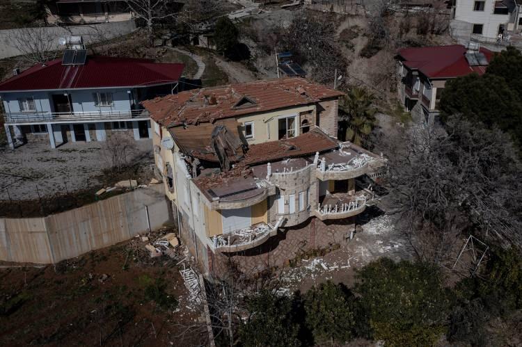<p>Yazın nüfusun 2 bin 500'e çıktığı mahallede 350 hanenin bulunduğunu, 60 evin, sakinleri yurt dışında yaşadığı için boş olduğunu belirten Ünlügedik, evlerin yarısından çoğunun yıkıldığını ifade etti.</p>

<p> </p>
