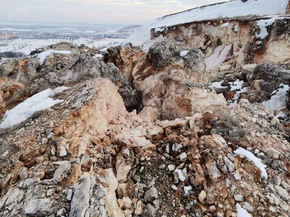 <p>Malatya’da Kahramanmaraşlı 7.7 ile 7.6 büyüklüğündeki depremlerin vurduğu Akçadağ’da çok sayıda ev ile bina yıkılırken, Aktepe Mahallesi’nde bulunan ve halk arasında “Geyik Kayası’ olarak bilinen dağ ise iki ayrıldı. </p>

<p> </p>
