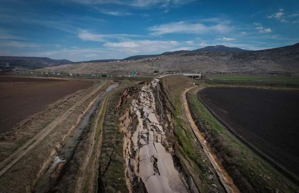 <p>Kahramanmaraş'ta 7.7 büyüklüğündeki ilk depremin merkez üssü Pazarcık ilçesinde Adıyaman-Şanlıurfa-Gaziantep Otoyolu'nun üzerindeki bağlandı yolu ortadan ikiye bölündü. </p>
