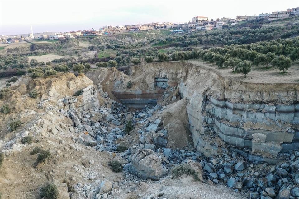 <p>Depremler nedeniyle psikolojilerinin bozulduğunu ifade eden Aksu, şöyle konuştu:</p>

<p>"Ufak bir depremde millet dışarı çıkıyor. Yaşanacak bir durum kalmadı ama yine çok şükür diyeceğiz. Zaten çadırda yaşıyoruz, eve gitmiyoruz. Ufak bir sarsıntıyı bile hissediyoruz. </p>
