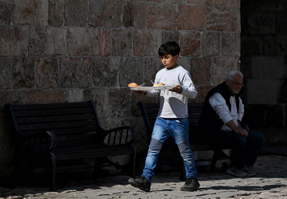 <p>12 yaşındaki Ceylin Dede, külliyede kaldığı için bol bol kitap okuduğunu belirterek, daha önce bir kütüphanede yaşayacağını tahmin bile etmediğini dile getirdi.</p>

