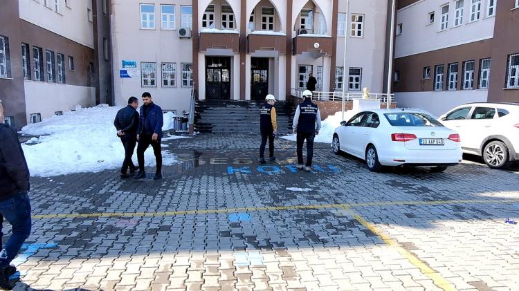 <p>'YENİ TEDBİRLER ALMAMIZ GEREKİYOR'<br />
<br />
Bingöl Belediye Başkanı Erdal Arıkan, 6 Şubat'taki Kahramanmaraş merkezli depremlerin ardından 70 kişilik teknik ekiple çalışmaya başladıklarını, şehir merkezi ve ilçelerde kapsamlı inceleme yürütüldüğünü söyledi.</p>