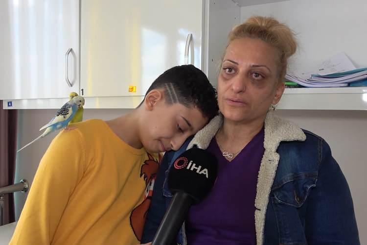 <p><strong>"Taşlar ve demirler üzerimize düştü"</strong></p>
<p>Emel Harbelioğlu, yaptığı açıklamada, deprem sırasında oğlu ile birlikte evden çıkmaya çalışırken merdiven boşluğuna düştüklerini belirterek, "Sallandıktan sonra oğlumu odasından çıkardım. Antreye vardığımda deprem hızlanmaya başladı. 5 basamak indiğimde merdiven boşluğuna düştük. Taşlar ve demirler üzerimize düştü" dedi.</p>
