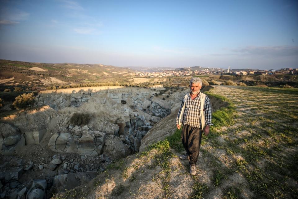 <p>Depremin şiddetiyle arazisinin tanınmaz hale geldiğini vurgulayan Aksu, "Böyle bir şey yok. Ben burayı gördüm, tahmin edemedim. Benim malım olduğu halde ben burayı tanıyamadım. </p>
