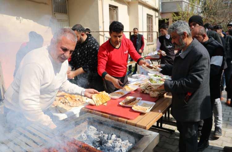 <p>Son olarak Hatay'ın Defne ilçesine gelen Yaşar Aydın ve ekibi, buradaki çadır kent önünde yaklaşık 15 metrelik mangal kurup binlerce kebap şişledi. </p>
