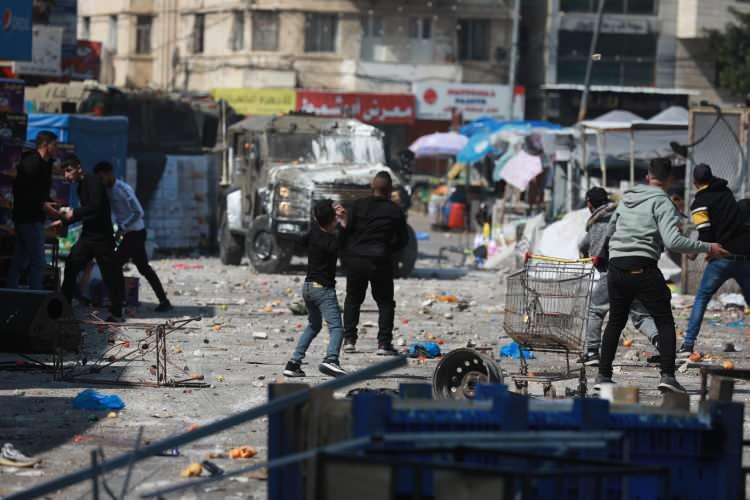 <p>Yaralılardan 6'sının durumunun ağır olduğu ve bölgedeki hastanelere sevk edildikleri kaydedildi.</p>