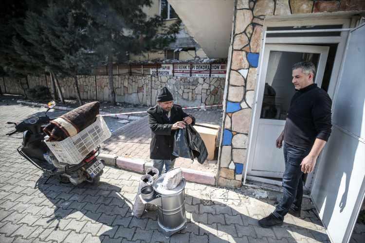 <p>Kahramanmaraş merkezli depremlerden en fazla etkilenen illerden Hatay'a gelen TBMM aşçıları, Defne ilçesinde okul bahçesine kurdukları mutfakta her gün 3 öğün sıcak yemek pişiriyor.</p>
