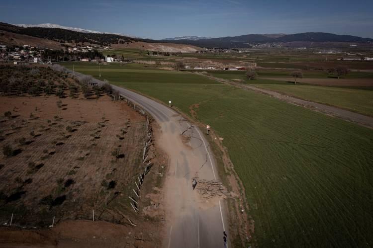 <p>Mahalleye gelerek yarığı inceleyen yetkililerin bölgenin yaklaşık 4 metre kaydığı bilgisini verdiğini aktaran Ünlügedik, "Yerimizi, yurdumuzu terk etmeyiz. Bu evleri yıkacağız, Allah'ın izniyle yerlerine yenisini yapacağız ama depreme dayanıklı evler olacak." dedi.</p>

<p> </p>
