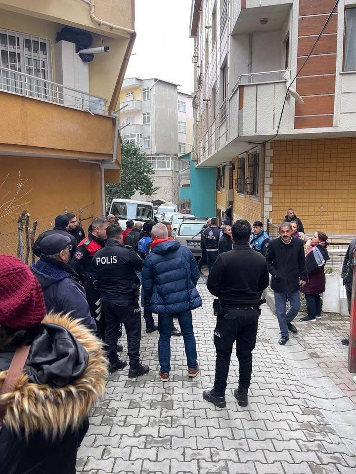 <p>Aylar önce gizlice bir binanın zemininde kazı çalışması yaparak kaçak kat indi. Şahsın yaklaşık 1.5 metre kazı yaptığı, hafriyat ve toprakları da kamyonetlerle taşıdığı vatandaşların ihbarıyla ortaya çıktı. </p>
