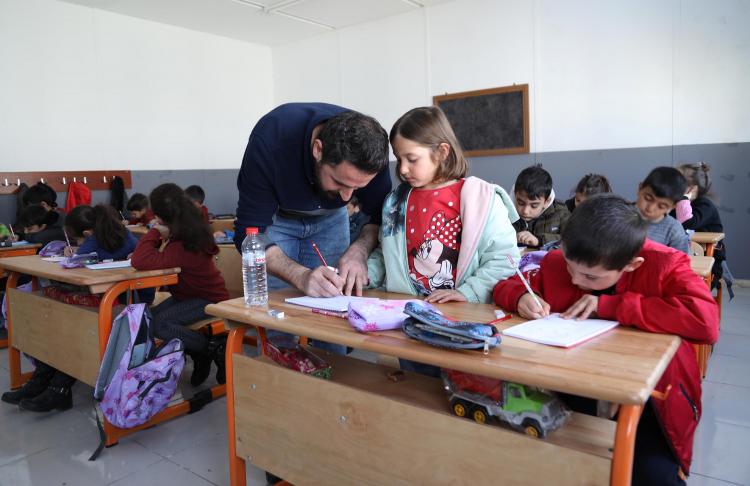 <p>İlk ders zili ile öğrenciler, eğitimlerine kaldıkları yerden devam etti.</p>

