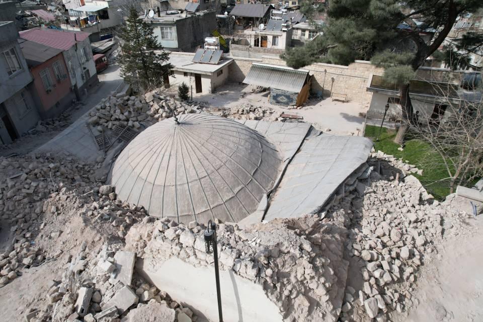 <p>Kahramanmaraş'ta düşman işgali sırasında işgalci Fransızların top mermisi ile yıkmaya çalıştığı tarihi Şeyh Camii depremde yıkıldı.</p>
