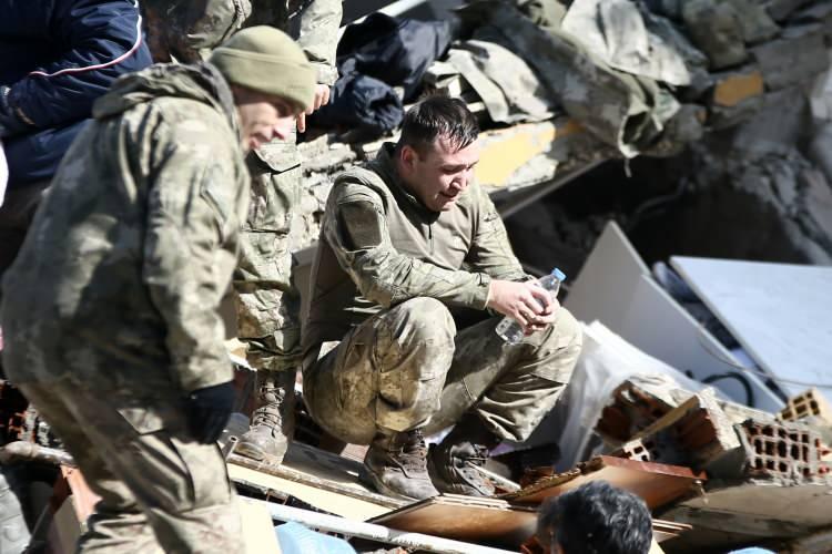 <p><strong> Saat 04.50'de 2’nci Ordu Komutanı Orgeneral Metin Gürak görevinin başındaydı ve birliklerden durum raporu almaya başladı. Saat 05.00'te Bakanlığımız bünyesinde Afet Acil Durum Kriz Merkezi teşkil edildi.</strong></p>

