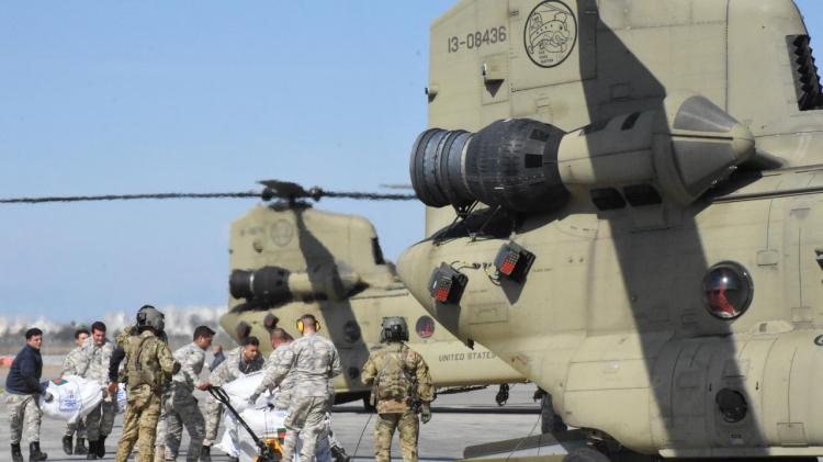 <p>ABD`den helikopter ve asker takviyesi<br />
<br />
İncirlik`teki "hava yardım koridoru"ndan bugün, ABD`nin Sikorsky ve Chinook tipi helikopterleriyle Pazarcık, Defne ve Samandağ bölgelerine 8 farklı yardım uçuşu gerçekleştirildi.</p>
