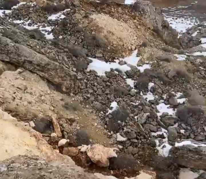 <p> Yaklaşık üç kilometrelik bir alanda dağ adeta ikiye bölünmüş durumda” diye konuştu</p>
