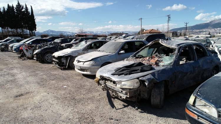 <p><strong>Tabi kaskosunda deprem teminatı da olan vatandaşlar ile ilgili 2 farklı konu var. Birincisi aracı pert olmuş diğer ise kısmi hasar. Her enkaz altındaki araç da pert sayılmıyor tabi. </strong></p>
