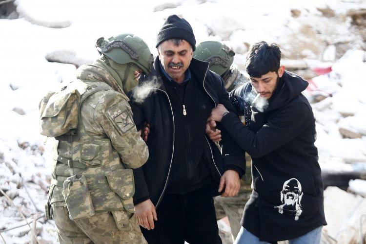 <p>2’nci Ordu Komutanlığınca ilk birlik takviyesinin saat 13.00’de Nurdağı'na gerçekleştirildiğini ifade eden Bakan Akar, saat 13.24'te Elbistan merkezli ikinci büyük depremin yaşandığını, kendilerinin de bu depreme Hatay'a giderken yolda yakalandıklarını aktardı.</p>

