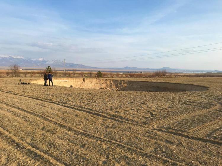 <p>Obrukların deprem sırasındaki sarsıntıların da etkileyeceğini ifade eden Prof. Dr. Fetullah Arık, “Obruklar başlangıçta birçok farklı faktöre bağlı olarak oluşuyor. Öncelikle suyla karşılaştığı zaman çözülebilir nitelikte kayaların olması gerekiyor. Yardımcı karbonatlı kayaçlar bazen de cips antide tuz gibi minerallerin olduğu bölgelerde. Buralarda daha yoğun obruklar oluşur. Kayalar, obruk oluşumuna müsait oldukça geniş alanlarda karbonatlı kayalardan oluşuyor. Yeraltı sularımız özellikle kış dönemlerinde az kullanıldığında genç volkanizmanın da etkisiyle kısmen asitleşebiliyor. Genellikle yerel su hareketleri kırıklar boyunca kuzeye doğru olduğu için etkileşimi daha yoğun niteliğinde olduğu ve küçük boşluklar genişliyor. Üstteki örtü tabakasının inceldiği için riski artıyor. Bu bölgedeki özellikle yağışlı periyotlardan sonra obrukların, yoğun olarak arttığını gözlemledik. Üstteki örtü tabakasının ağırlaşması bir neden ve obruk oluşumunu etkileyen önemli nedenlerden bir tanesi deprem” diye konuştu.</p>
