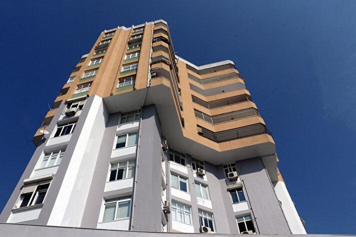 <p>Adana'da tartışmaya neden olan 12 katlı binanın iş merkezi kısmının 2 ay önce griye boyandığı apartmandakilerin istememesi üzerine diğer kısmının ise boyanmadığı, bu nedenle mimarisinde bir sorun varmış gibi görünüm ortaya çıktığı açıklandı</p>
