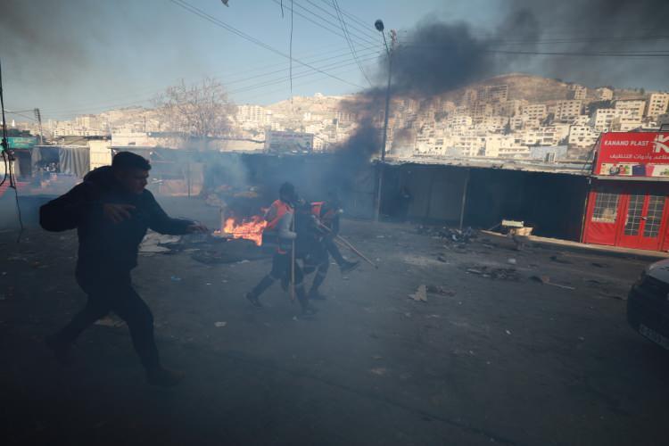 <p>Nablus'un tarihi Eski Şehir bölgesindeki bir evin etrafını çeviren İsrail askerleri, baskını protesto eden Filistinlilere gerçek mermiyle müdahale etti.</p>
