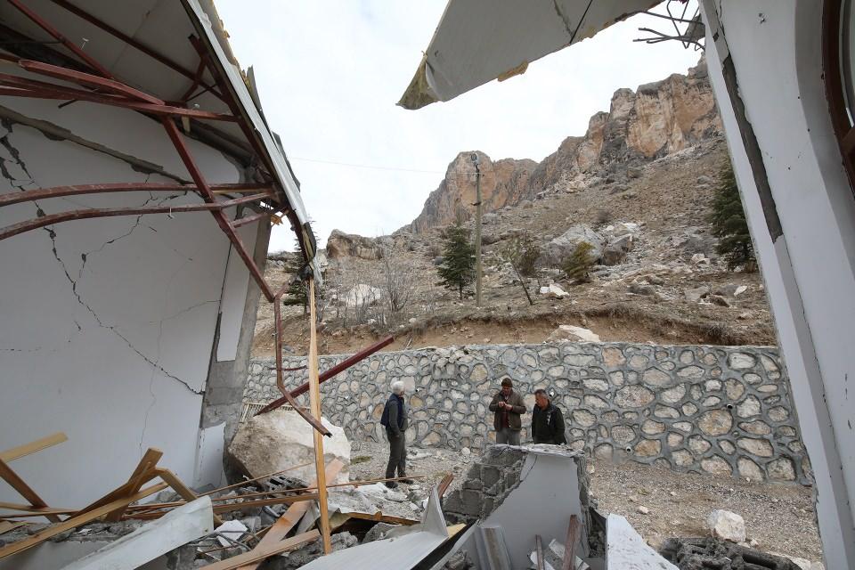<p>Zeliha Kır ise deprem anında duyduğu yüksek ses nedeniyle korktuğunu ve bayıldığını dile getirdi.</p>
