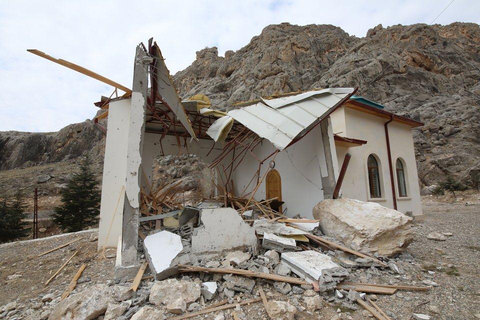 <p>Ilıca Mahallesi'nde bulunan ve Horasan erenlerine ait olduğu bilinen türbenin mescit bölümü, yaklaşık 300 metre yukarıdan yuvarlanan kaya parçaları nedeniyle hasara uğradı.</p>
<p> </p>