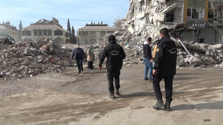 <p>Kahramanmaraş'ta büyük yıkıma neden olan depremin ardından bazı depremzedeler canlarını hiçe sayıp, enkaz içerisinden eşyalarını kurtarma derdine düşerken, görevliler tepki gösterdi.</p>
