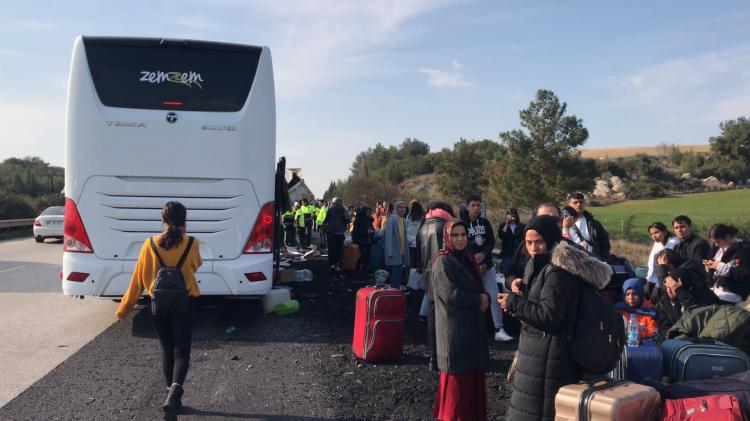 <p>Hatay'ın İskenderun ve Antakya ilçelerinde üniversiteye hazırlanan depremzede öğrencileri alıp Konya'ya KYK yurduna götüren otobüs, önünde giden kömür yüklü kamyona çarptı. </p>
