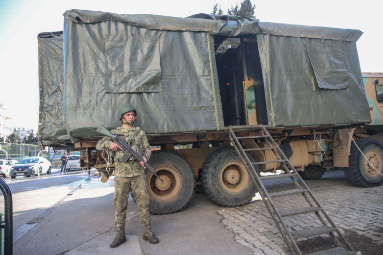 <p><strong>TSK İLK ANDAN İTİBAREN SEFERBER</strong></p>
<p> </p>
<p><strong>"Depremin ardından Mehmetçiğin kışlalardan geç çıkarıldığına" ilişkin söylemlere tepki gösteren Bakan Akar, </strong></p>