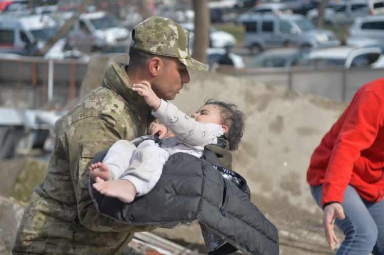 <p><strong>Millî Savunma Bakanlığının yanı sıra Genelkurmay, Kara, Deniz ve Hava Kuvvetlerinin Harekât Merkezleri süratle yapılması gerekenleri yaparak saat 04.30’da birliklerden rapor istedi. </strong></p>
