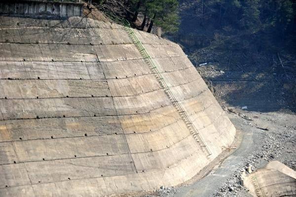 <p>Tedbir olarak BUSKİ tarafından kentteki her abonenin cep telefonuna su tasarrufu yapmaları yönünde uyarı mesajı gönderildi. Ayrıca kentin birçok noktasındaki reklam panolarında su tasarrufu yapılması konusunda uyarı yazıları yer aldı.</p>
