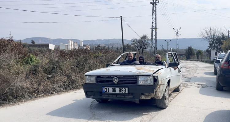 <p>Görenleri şaşkına çeviren otomobilin sahibi, “Tehlikeli ama yapacak bir şey yok” diye konuştu.<br />
 </p>
