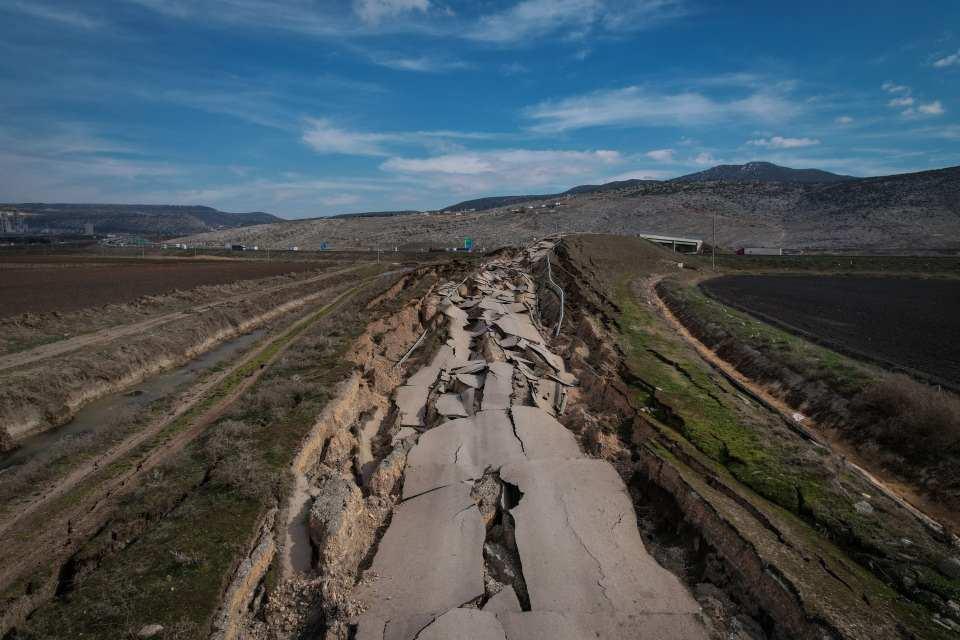 <p>Ustamım babası öldü mevlitten geliyorduk. Geldiğimiz yolda yanlış girdik. Yollar çok fena. Rabbim kimseyi bu duruma düşürmesin. Hayatımda daha önce böyle bir şey görmedim” dedi.</p>
