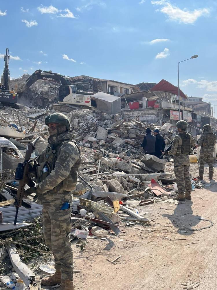 <p><strong>"Bilgileri aldıktan sonra Sayın Cumhurbaşkanımızı arayarak Türk Silahlı Kuvvetleri ile ilgili ilk raporları sunduk. </strong></p>