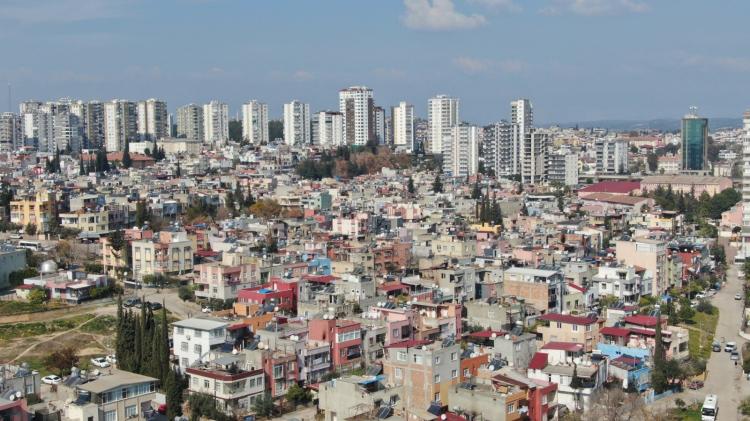 <p>“06.02.2023 tarihinden önce inşasına başlanmış ancak yapımı henüz tamamlanmamış inşaatların yapımı durdurulacaktır. İlgili kurumlara gönderdiğimiz resmi yazıda açıklandığı üzere; bu inşaatlarla ilgili olarak, görevli teknik heyet tarafından hazırlanan raporun ilgili idarece değerlendirilmesinden sonra uygun olduğuna karar verilenlerin faaliyetlerine izin verilecektir.”</p>
<p> </p>