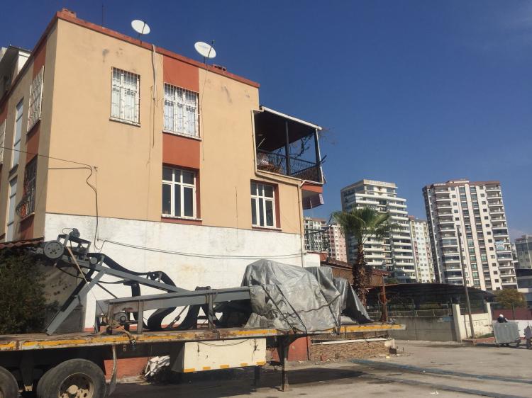 <p>Emlakçı Ahmet Muhammet Deran, depremde hasar görmeyen apartman dairelerinin fiyatının yüzde 50, müstakil evlerin ise yüzde 100 arttığını söyledi.</p>

<p> </p>
