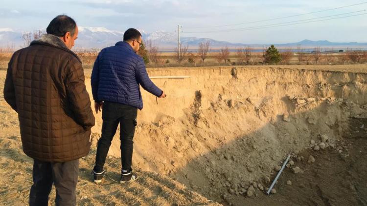 <p> İlçeye bağlı Reşadiye Mahallesi Seyit Hacı Yaylası'ndaki tarım arazisinde alanda obruk meydana geldi. Arazide oluşan obruk mahalle sakinleri tarafından fark edildi. Obruk oluşan bölgede araştırma yapan Konya Teknik Üniversitesi Obruk Uygulama ve Araştırma Merkezi Müdürü Prof. Dr. Fetullah Arık, Seyithacı fayının biraz daha batısında özellikle birkaç basamak halinde fayın yükselti yapmış olduğu birinci basamakla ile ikinci basamağın arasındaki bölgede meydana gelen bir obruk olduğunu söyledi.</p>