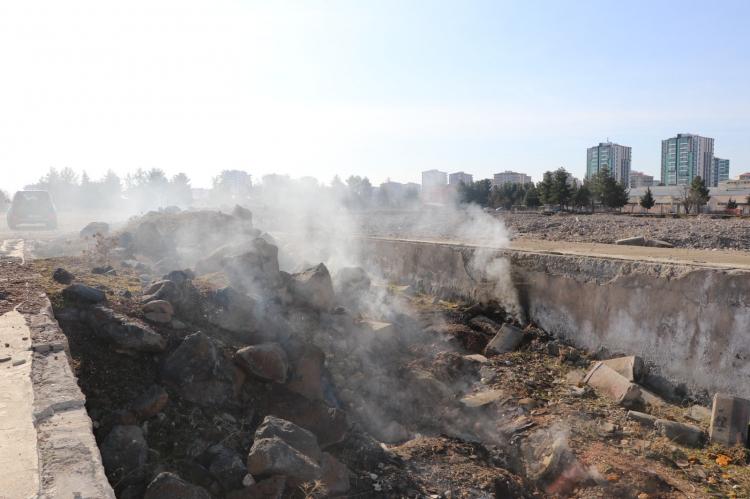 <p>Kahramanmaraş merkezli depremlerin ardından Diyarbakır’ın Kayapınar ilçesinde arazide, yer altından 18 gündür çıkan duman, çevredekileri endişelendirdi. </p>
