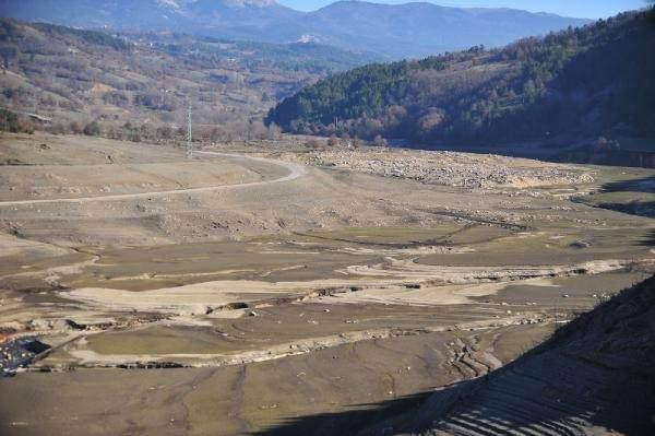 <p>Bursa'nın su ihtiyacını karşılayan barajlarda kritik seviyeye gelindi. 60 milyon metreküp kapasiteli Nilüfer Barajı'nın doluluk oranı yüzde 0'a düştü. 40 milyon metreküp kapasiteli Doğancı Barajı'nın doluluk oranı ise yüzde 24'e geriledi.</p>

