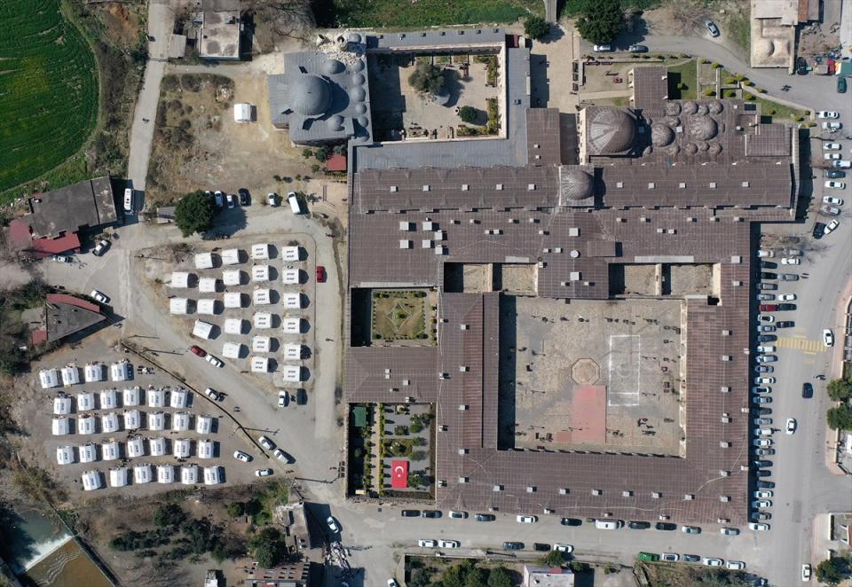 <p>Yaklaşık 15 bin metrekare alana sahip külliyede bir kervansaray, kadınlar ve erkekler için birer hamam, medrese, cami ve 45 dükkanlı bedesten bulunuyor.</p>
<p> </p>