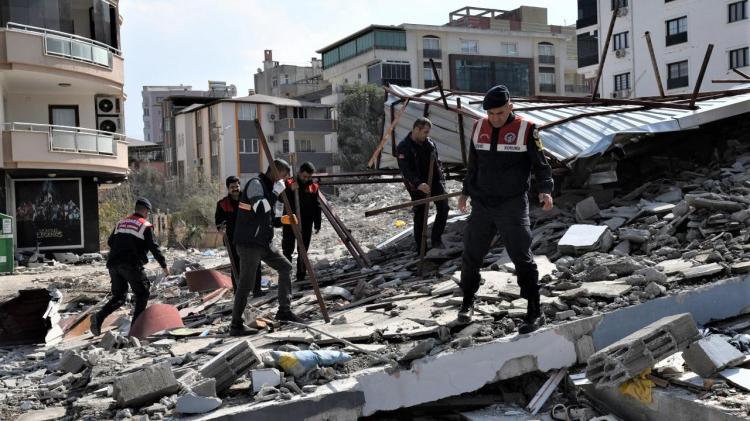 <p>Yavru kedilerin durumunun iyi olduğunu belirten veteriner hekim Salih Parlakkılıç, "Osmaniye`de yaşanan depremin ardından yıkılan binaların altından halen canlarımız çıkmaya devam ediyor. Bunlar da bize umut oluyor. Bugün de Osmaniye Belediyesi ekipleri tarafından enkaz altından kurtulan yavru kedi var. Yaklaşık 5 günlük bir yavrumuz. Yapılan ilk kontrollerinde fiziki bir yaralanması yok ama üzerinde yoğun şekilde enkaz kalıntıları var. Daha sonra yaptığımız tahliller ve çektiğimiz röntgenlerde herhangi bir sağlık sorununa rastlamadık. Aç kalmıştı, anne sütü destekli özel mamayla yavrumuzun karnını doyurduk" diye konuştu.</p>
