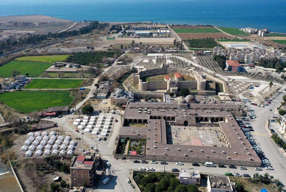 <p>Osmanlı Sadrazamı Sokullu Mehmet Paşa'nın emri üzerine Mimar Sinan tarafından 1574 yılında yaptırılan külliye, turistlerin yerine depremzedelere kapılarını açtı.</p>

<p> </p>
