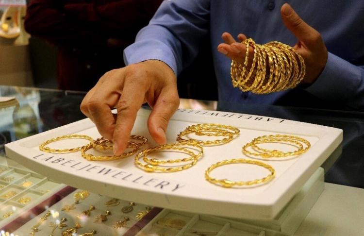 <p>ABD'de federal hükümet, temerrüde yol açabilecek 31.4 trilyon dolarlık borç limitine ulaşmış bulunuyor. Yani borç tavanı haziran ayına kadar yükseltilmezse, federal hükümetin parası bitebilir, ülke temerrüde düşebilir. Böyle bir senaryonun altına nasıl yansıyacağı merak ediliyor. Bunun yanıtını bulmak için analistler 2011 yılındaki borç krizine dönüp bakmak lazım diyor.</p>
