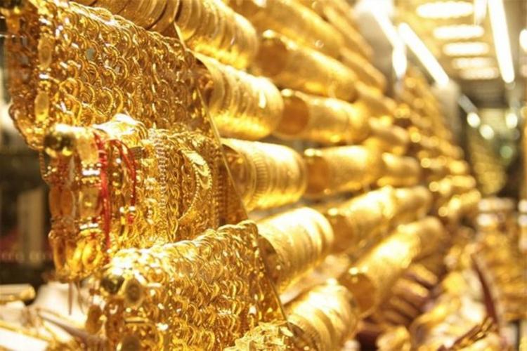 <p><strong>JP MORGAN “ALTIN, YEN, İSVİÇRE FRANGI DÜŞÜNÜN” DİYOR</strong></p>

<p>Altın, JPMorgan'ın bu dönemde elde tutulmasını önerdiği varlıklardan biridir. JPMorgan geçen ay bir raporda, <strong>"Düzensiz bir borç tavanı dönemi potansiyeli, küresel yatırımcıların ABD'nin varlık sınıflarındaki fazla ağırlıklarını yeniden dengelemesi için başka bir tetikleyici unsur oluşturuyor. Para birimlerini ve Japon Yeni, İsviçre Frangı ve altın gibi değerli metallere yatırım düşünülebilir”</strong> demişti.</p>
